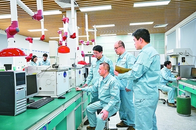 矢志創新攀高峰——揚子石化聚烯烴新材料研發團隊 以甘奉獻、不勝不休的誓言勇擔技術攻關使命